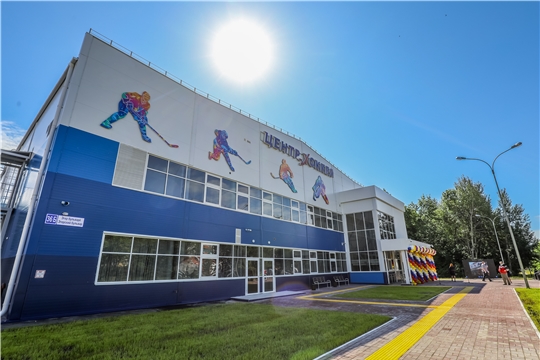 Олег Николаев посетил региональный центр по хоккею