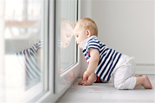 Комиссия по делам несовершеннолетних и защите их прав предупреждает: ребёнок в комнате – закройте окно!