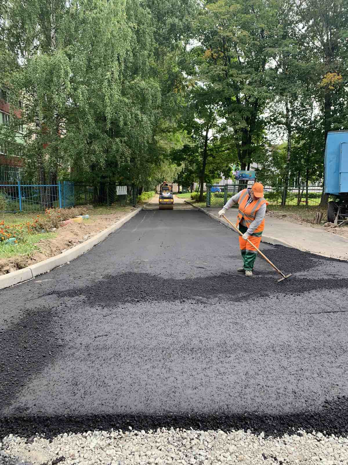 В Чебоксарах продолжается работа по укладке асфальтной крошки | Управа по  Ленинскому району администрации города Чебоксары