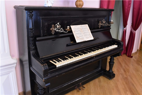 На экспозиции в купеческой гостиной - редкий инструмент старинной фортепианной фирмы эпохи Российской Империи