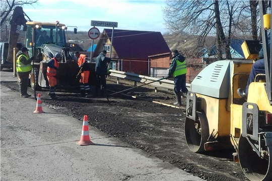 В Мариинско-Посадском районе начались работы по ямочному ремонту на дорогах