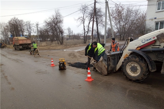 В городе Мариинский Посад начались работы по ямочному ремонту на дорогах