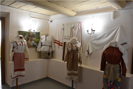 100-летие Чувашской автономной области: в районном краеведческом музее открылась выставка чувашской одежды