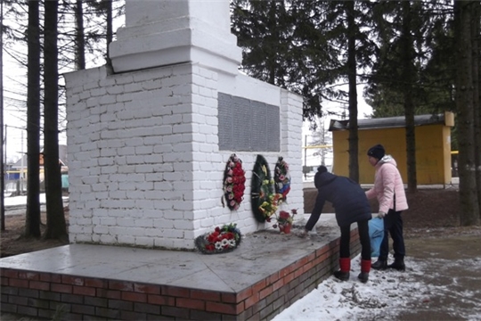 Юнармейцы Эльбарусовской школы провели уборку вокруг памятника