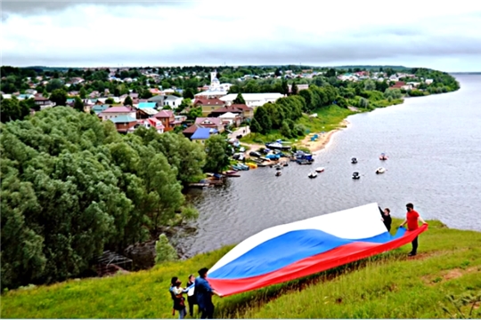 День России в Мариинско-Посадском районе: на Государевой горе развернули российский триколор