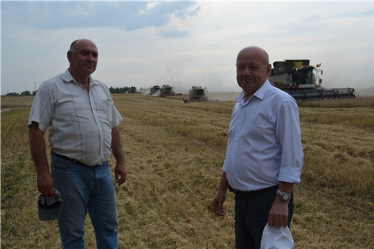 На полях Мариинско-Посадского района продолжаются работы по уборке урожая