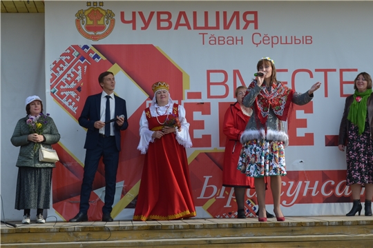 В городе Мариинский Посад состоялся праздничный концерт «От всей души с поклоном и любовью», посвященный Международному дню пожилых людей.