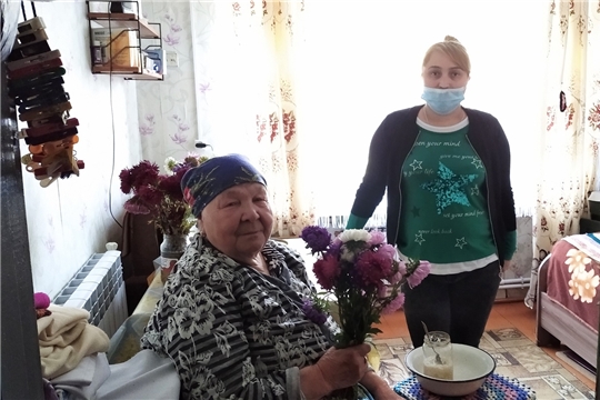 «Честь и хвала старшему поколению»: работники культуры Эльбарусовского ЦСДК провели акцию «Цветы ветеранам»