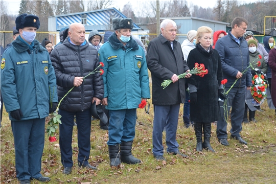 В Мариинско-Посадском районе почтили память жертв пожара в Эльбарусовской школе