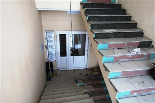 В Цивильской больнице продолжается ремонт лестничных пролетов
