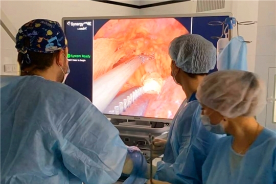 Врачи отделения торако-абдоминальной онкологии проводят операции с использованием нового оборудования