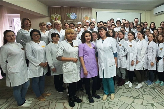 Студенты-медики на учебной практике