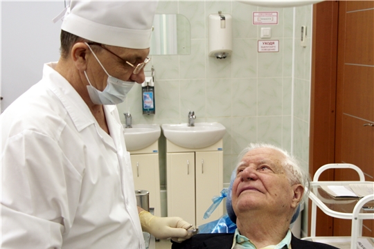 Стоматологи приглашают на санацию пациентов почтенного возраста