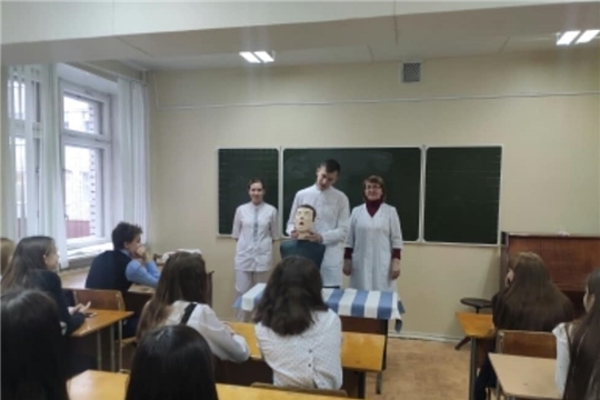 Врачи Новочебоксарского медицинского центра провели мастер-класс для школьников