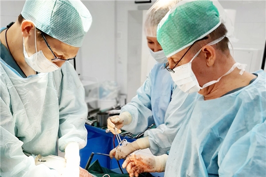 Торако-абдоминальные хирурги онкологического диспансера проводят операции высокой категории сложности