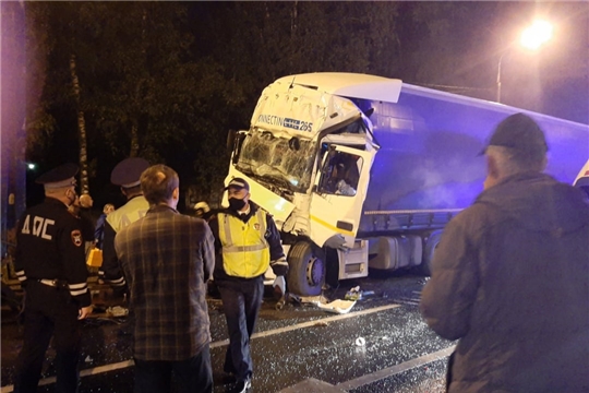 Реанимационная бригада оказала помощь водителю, зажатому в кабине грузовика