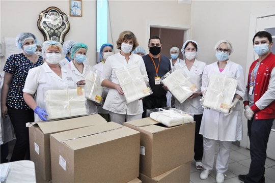 Медицинских работников ГКБ №1 поздравили волонтеры-медики