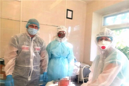 Врачи Новочебоксарской городской больницы совместно с врачами кардиологического диспансера провели уникальную операцию пациенту с коронавирусом