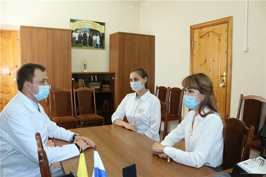 В Вурнарскую районную больницу пришли работать 2 врача «целевика»