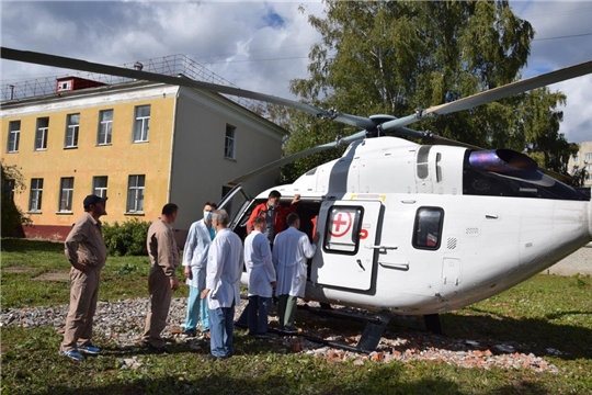 Вертолет доставил пациента из Шумерлинского района