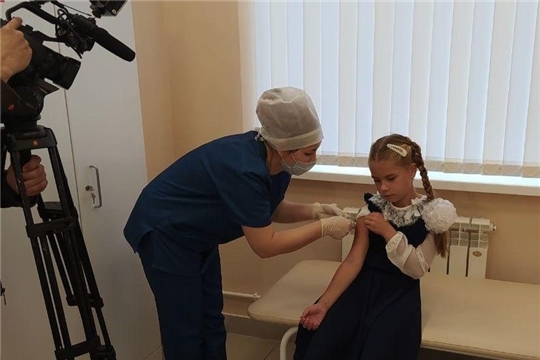 В Чувашии школьников вакцинируют без отрыва от учебы