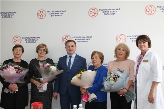 Министр Владимир Степанов поздравил ветеранов Министерства здравоохранения Чувашской Республики с Международным днем пожилых людей