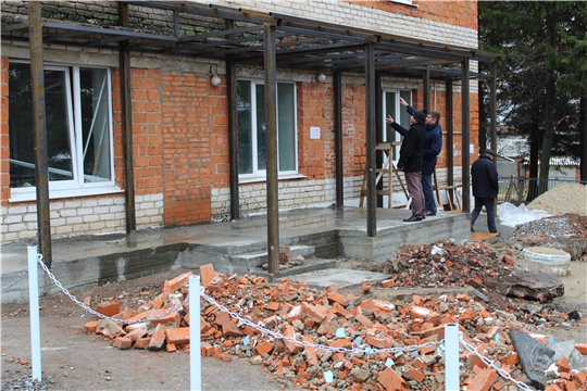 В рамках нацпроекта «Здравоохранение» продолжается обновление зданий и территории Моргаушской ЦРБ