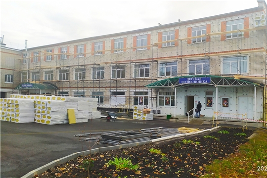В Яльчикской ЦРБ начат капитальный ремонт фасада здания