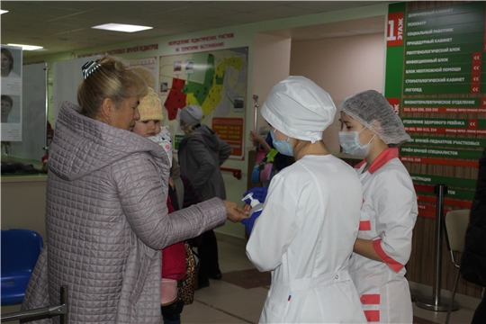 Волонтеры-медики помогают врачам Новочебоксарска в сложный период пандемии COVID-19
