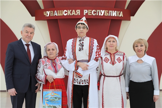 Мастер чувашской вышивки Евгения Жачева посетила Дом Правительства