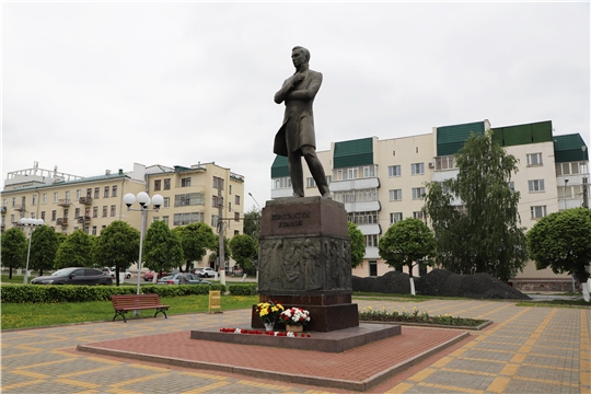 Министр Роза Лизакова возложила цветы к памятнику Константину Иванову