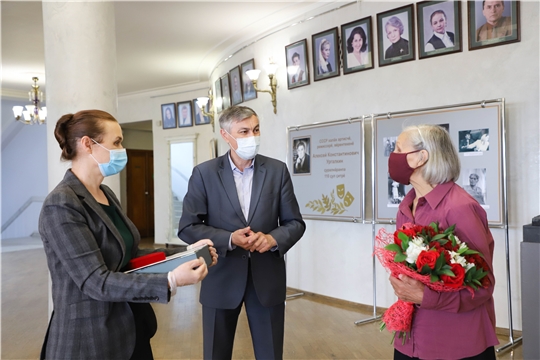 Министр Роза Лизакова поздравила с юбилеем народную артистку РСФСР Нину Яковлеву