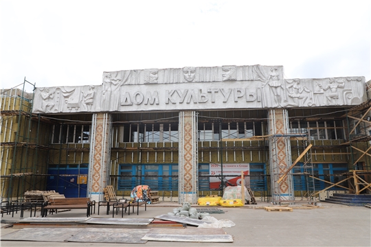В Янтиковском районе продолжается ремонт районного Дома культуры