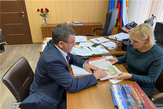 Министр Светлана Каликова провела рабочую встречу с председателем Совета руководителей землячеств районов Чувашии Юрием Зориным