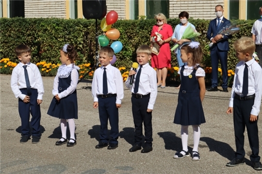Министр финансов Михаил Ноздряков поздравил учащихся новочебоксарской школы № 17 с Днем знаний