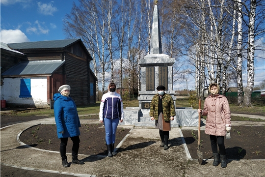 Работники Кирского лесничества посадили деревья в честь 75-летия Победы