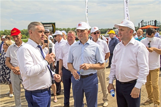 В рамках Дня поля 2020 Олег Николаев и Сергей Артамонов посетили стенд одного из крупнейших в мире производителей фосфорсодержащих удобрений