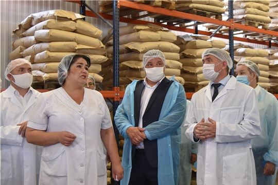 Олег Николаев посетил Новочурашевский молочный завод Ибресинского района