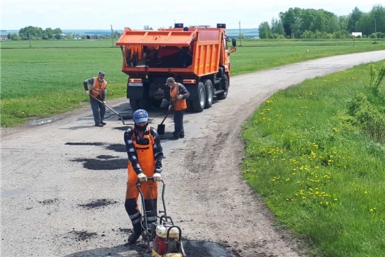 На муниципальной сети дорог Вурнарского района продолжаются ямочный ремонт