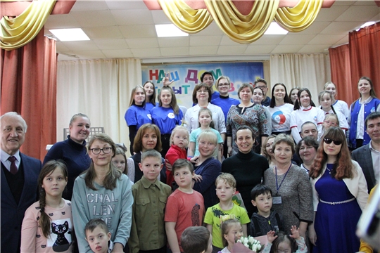 И.о. министра Алена Елизарова приняла участие в благотворительной встрече детей-инвалидов с певицей Юлией Чичериной