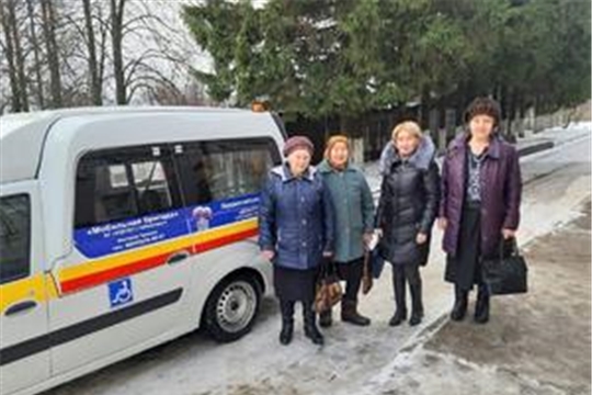Два раза в неделю мобильная бригада комплексного Центра социального обслуживания населения г. Чебоксары выезжает в Чебоксарский район с особой миссией