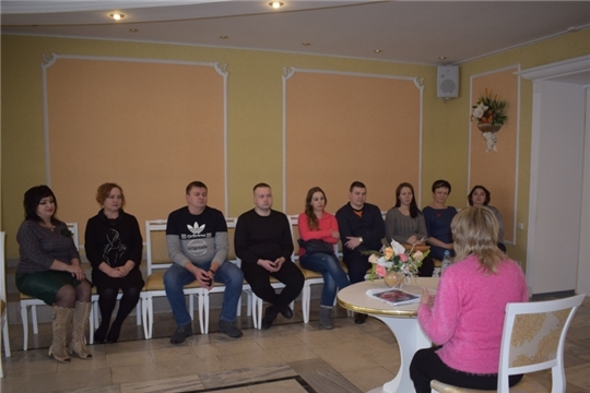 В рамках проекта «Сохраним семью» в «молодежной гостиной» отдела ЗАГС г. Алатырь состоялась встреча молодых пар с семейным психологом