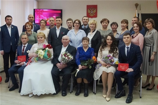 В День всех влюбленных в Ленинском районе г.Чебоксары чествовали бриллиантовых юбиляров и молодоженов