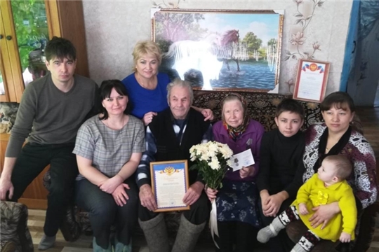Супруги Волковы из деревни Малые Кошелеи Комсомольского района отметили неоновую свадьбу