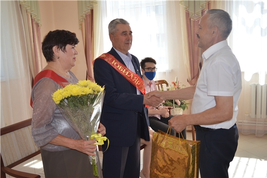 В отделе ЗАГС администрации Янтиковского района прошла церемония регистрации брака «золотых» юбиляров – супругов Смирновых из с.Янтиково.