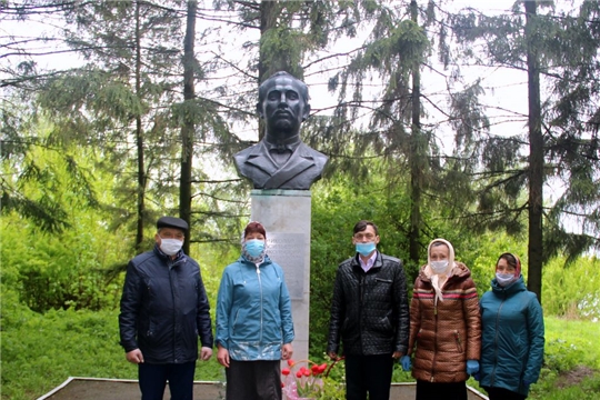 В память о  своем славном земляке в парке Н.В. Никольского состоялось возложение цветов к бюсту  Н.В. Никольского