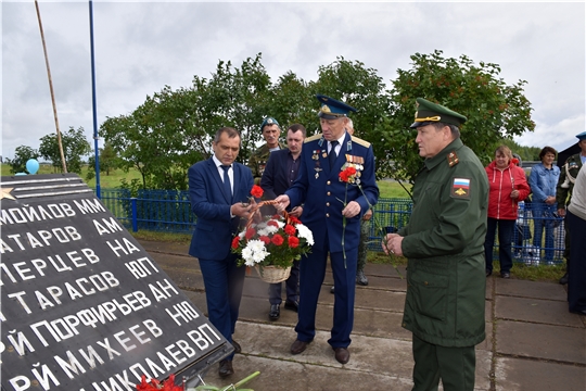 В день 90-летия ВДВ в Моргаушском районе состоялось возложение цветов