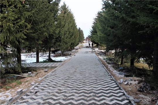 В рамках национального проекта «Жилье и городская среда» в Моргаушском районе благоустраивается Парк Победы в районном центре.