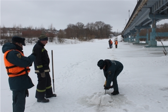 При зимней рыбалке толщина льда должна быть более 10 сантиметров