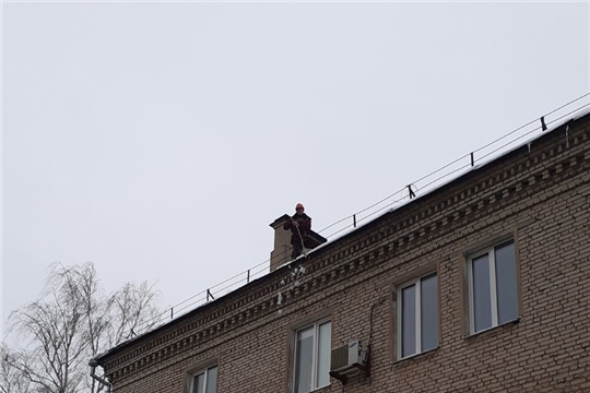 Безопасная среда: работники жилищно-коммунального хозяйства Московского района г. Чебоксары проводят работу по очистке крыш зданий